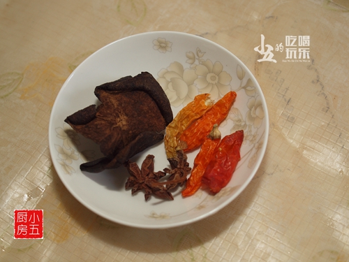 60岁做餐饮生意老板,60年秘制卤味