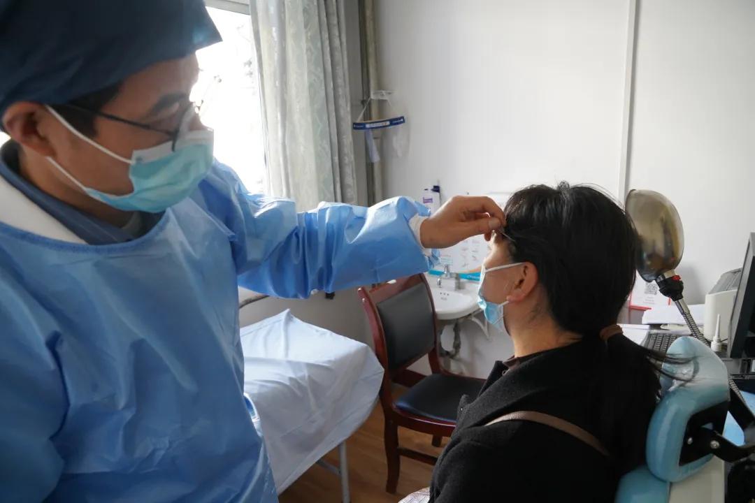 老中医针灸治失声,38岁女子在病床上大哭