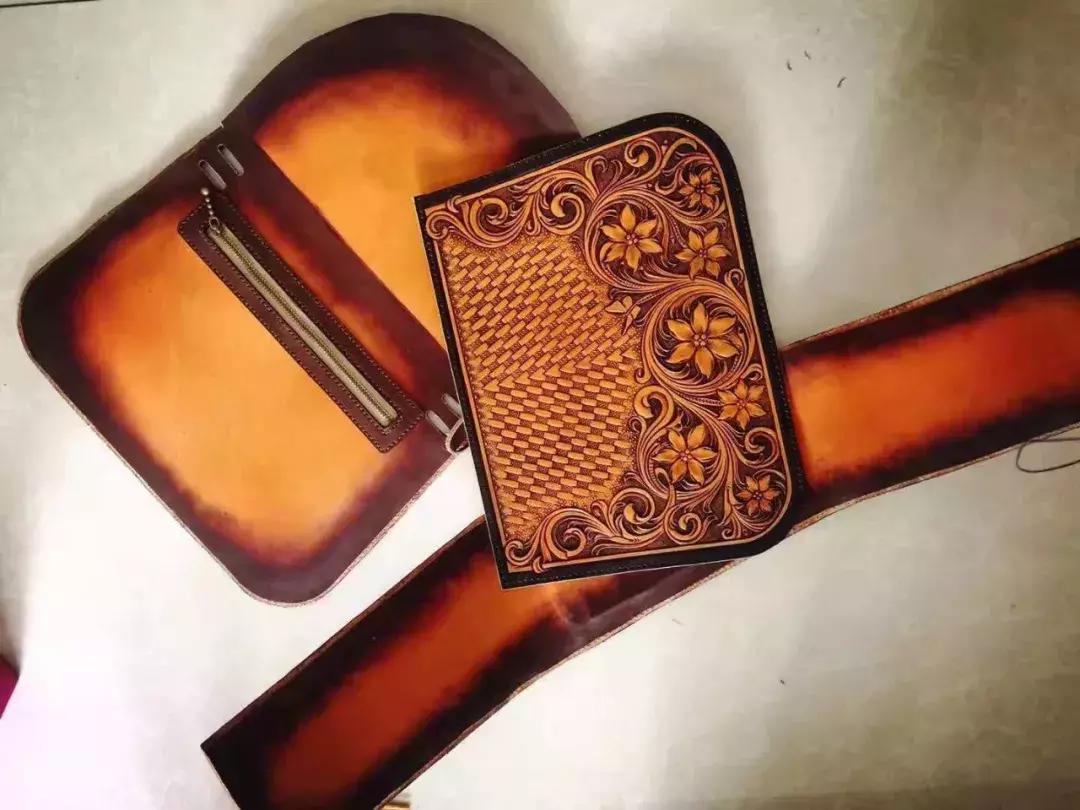 能给圣诞老人换衣服？这个圣诞嘉年华在搞什么名堂？！