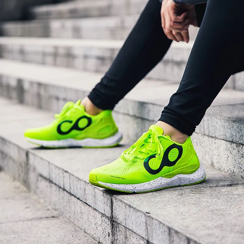 缓震支撑慢跑跑鞋纯黑,百元以内防滑跑鞋