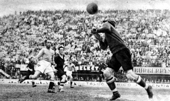 1934年的世界杯,意大利总理下令不夺冠就处死球员,球员拿命踢球
