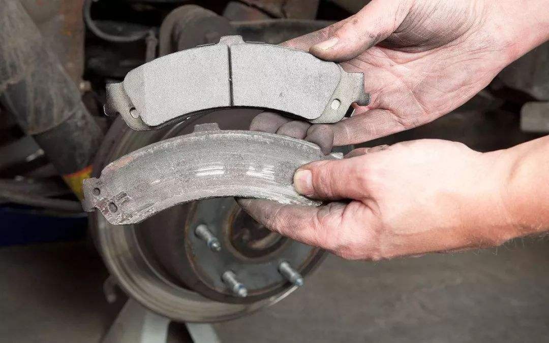 刹车油没有漏但是刹车效果差,刹车油液面升高怎么回事