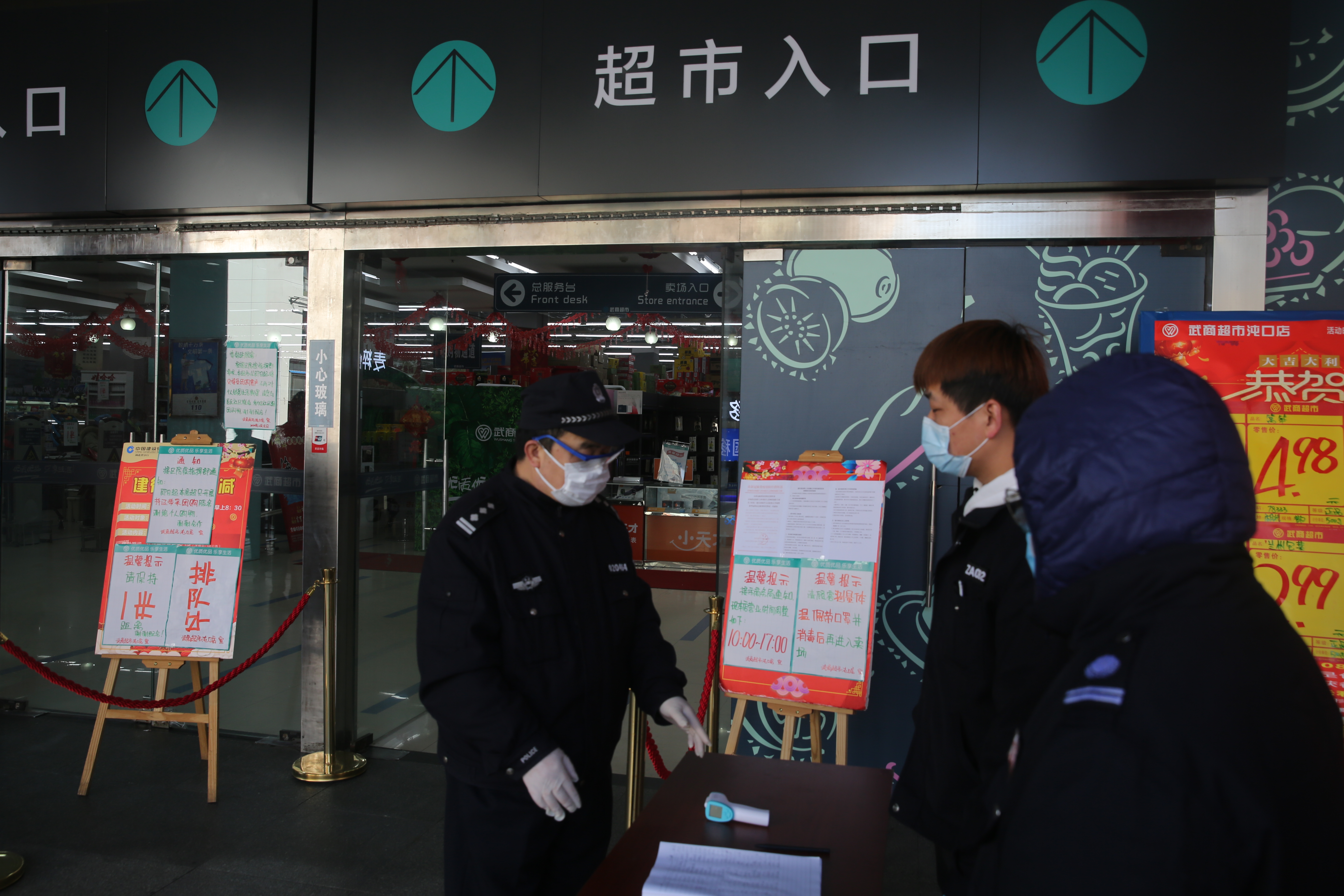 卸货员、搬运工、代购员……武汉开发区民警“身兼数职”服务社区居民