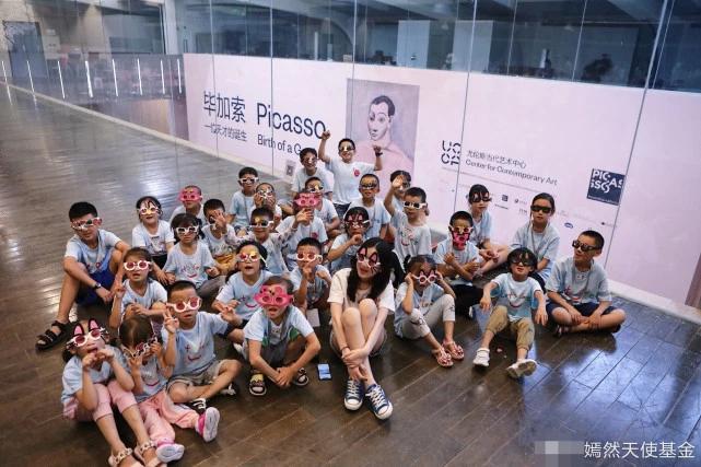 14岁李嫣晒自拍巧遮嘴唇,唇腭裂李嫣近期照片