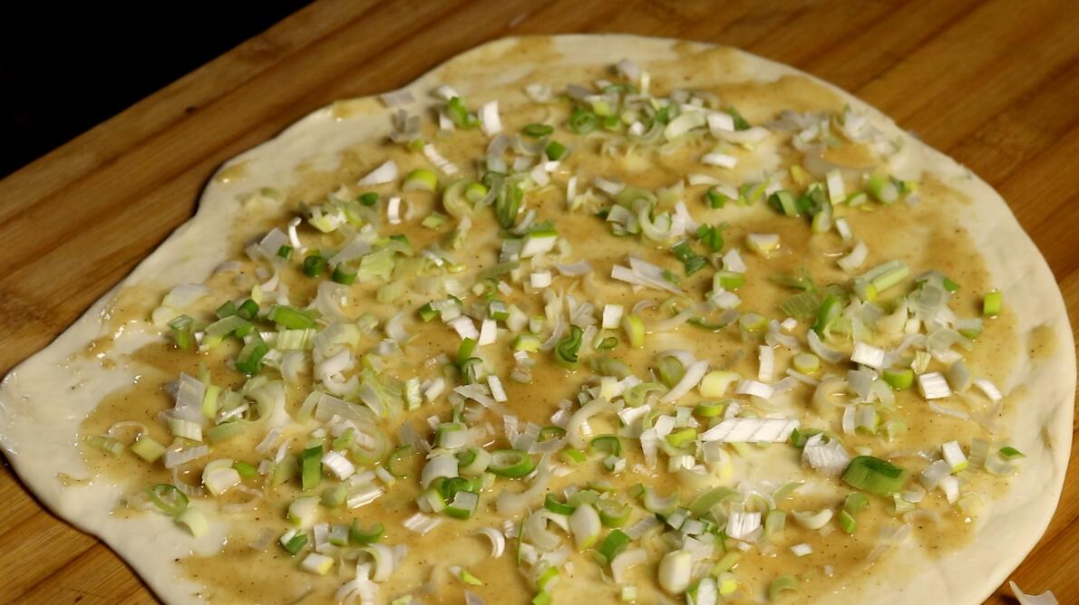 葱油饼的基本步骤和注意事项,正宗酥脆葱油饼做法教程