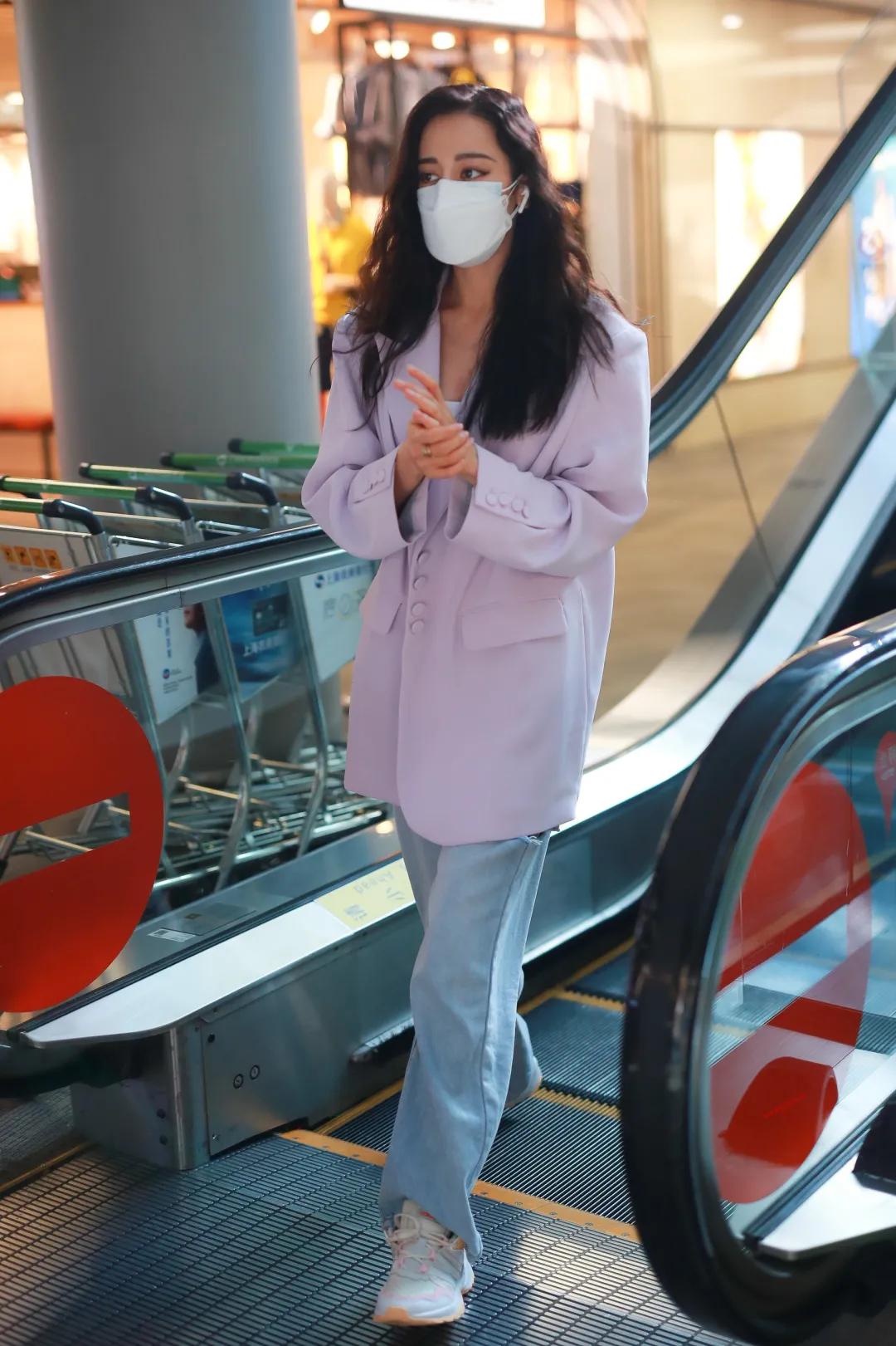 迪丽热巴穿礼服出席活动,迪丽热巴穿礼服散气场