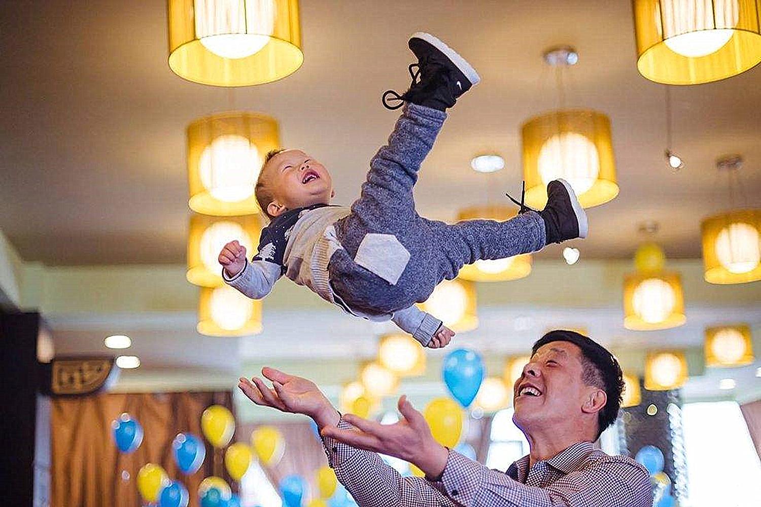 老人喜欢摸孩子“*处私**”逗孙子，妈妈非常无奈，感觉膈应又恶心