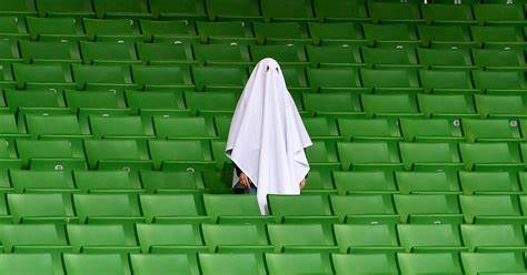 即使80%空场，职业足球比赛也与较高的新冠病例数和死亡数有关