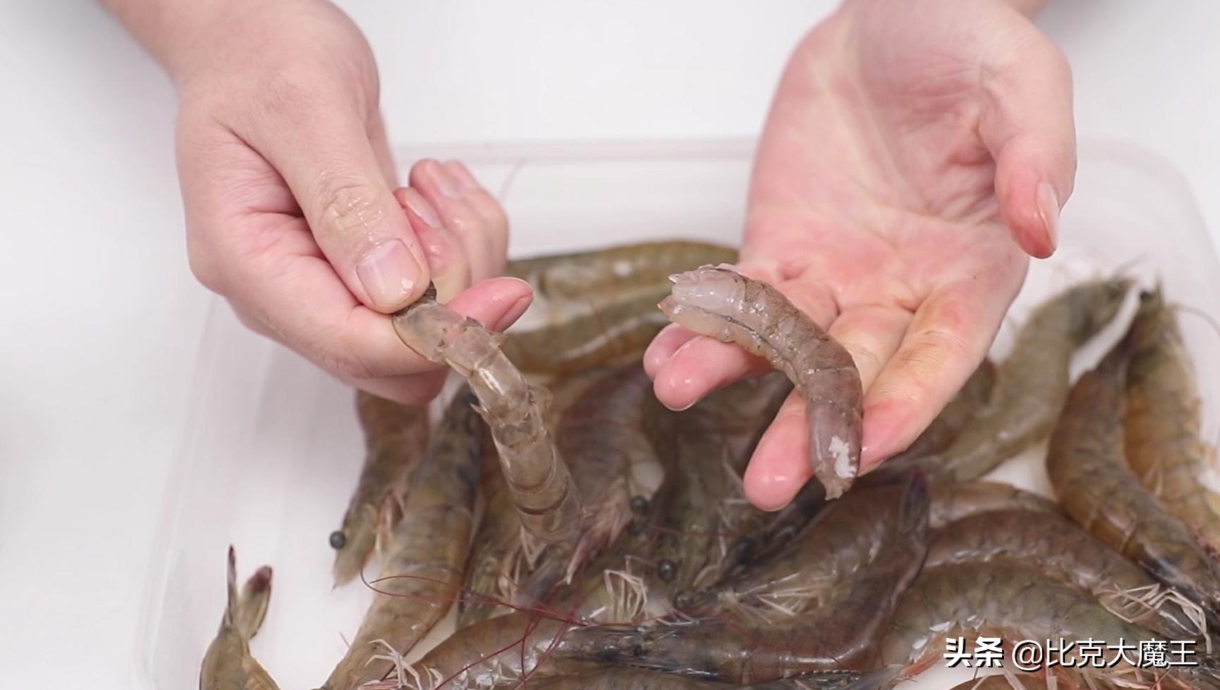 怎么完整剥虾壳取虾仁,剥虾仁剩下的虾壳的正确方法