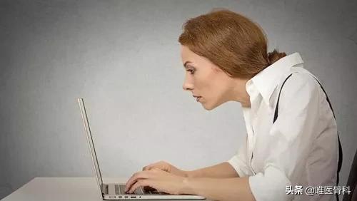 一招改善含胸驼背骨科医生,骨科医院专门矫正驼背