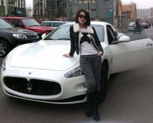 她肤白貌美，19岁开豪车，同时交往几十个男友，如今终于被抓了