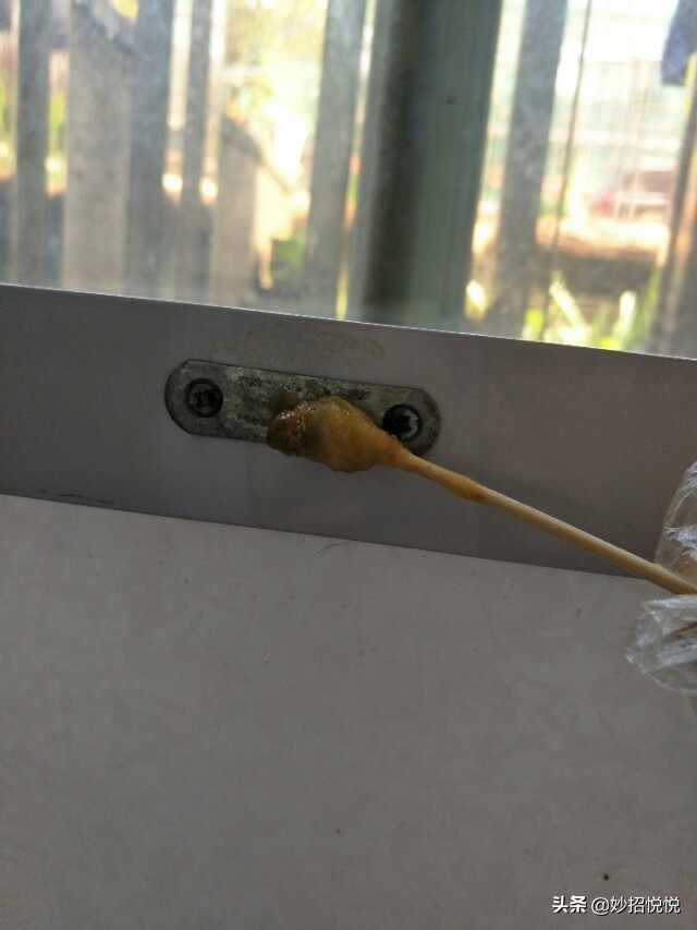 油烟机里清理出来的废油能干啥,油烟机废油不要倒掉帮大忙