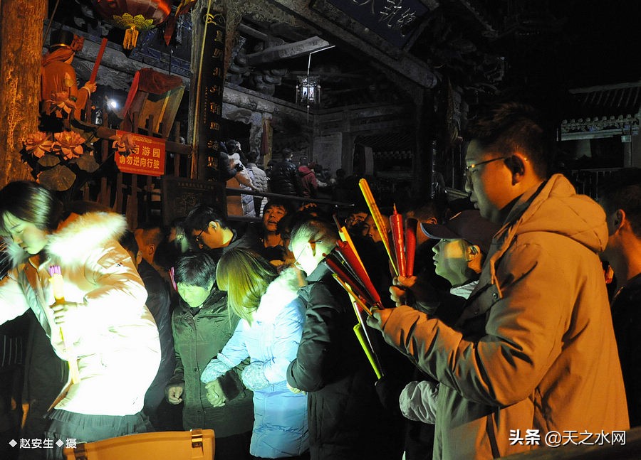 甘肃天水数万民众“上九朝观”祈福纳祥争烧头柱香!(组图)