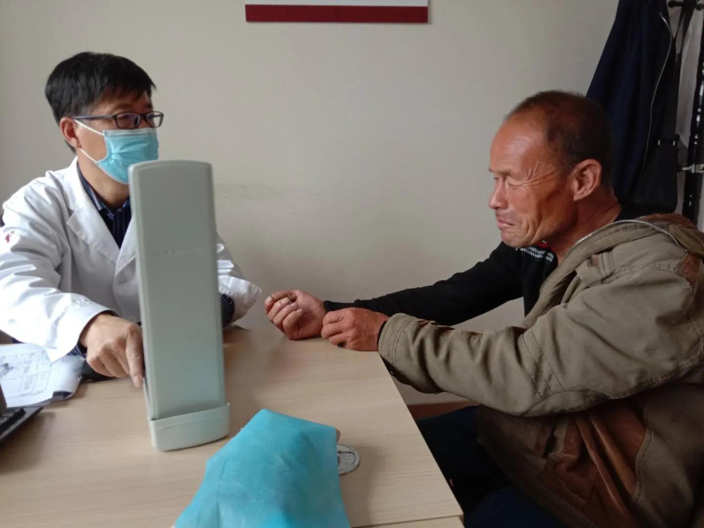 宝中堂中医关爱临汾市环卫工人公益活动进行中.........