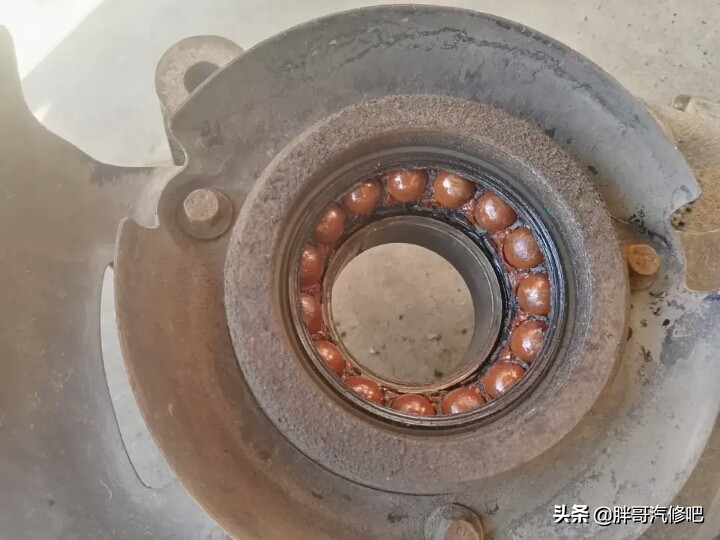 发动机搭铁不良故障的表现是什么,发动机搭铁不良导致发动机高温