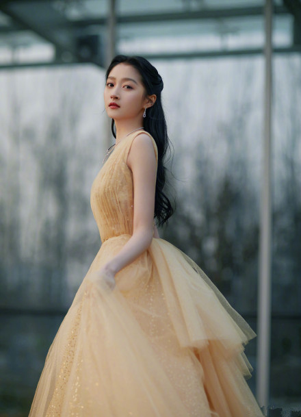 关晓彤鹅黄色抹胸纱裙仙女范十足,关晓彤红毯贝儿