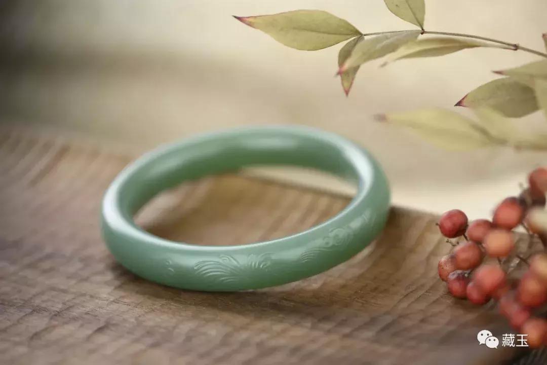 金手镯跟和田玉手镯可以一起戴吗,和田玉晴水手镯和冰晴手镯哪个好