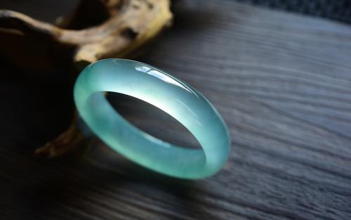 邓丽君一直佩戴的玉镯是圆的吗,邓丽君的翡翠手镯