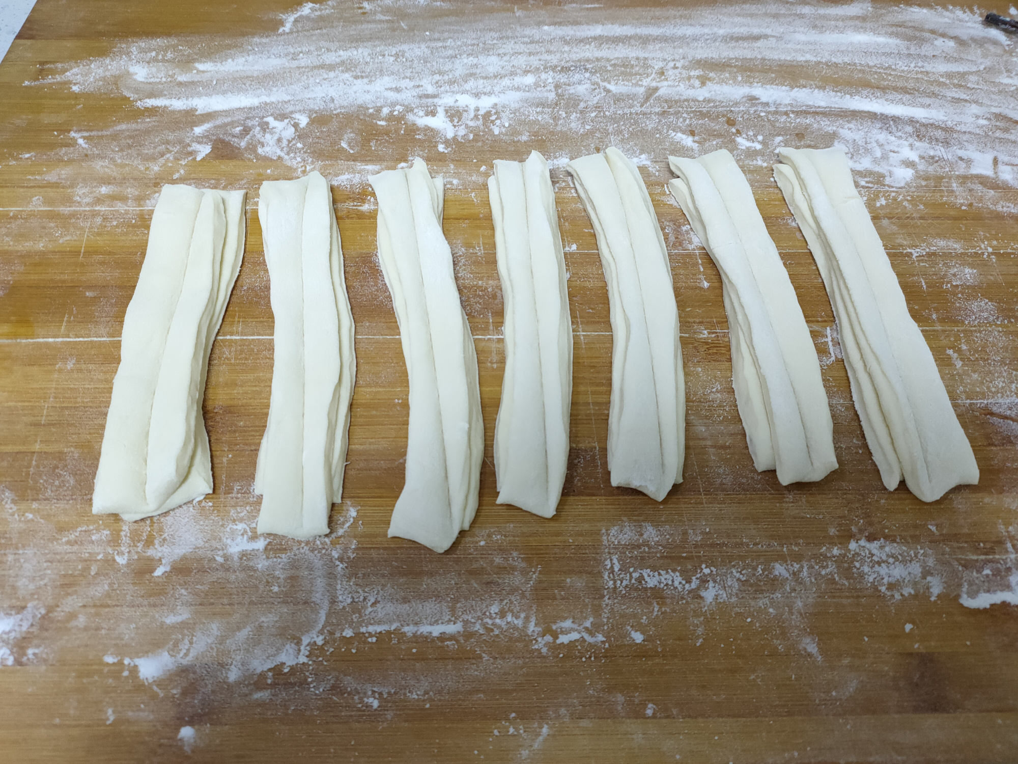 炸油条放了油条蓬松粉还放酵母吗,炸油条发硬不蓬松怎么快速解决