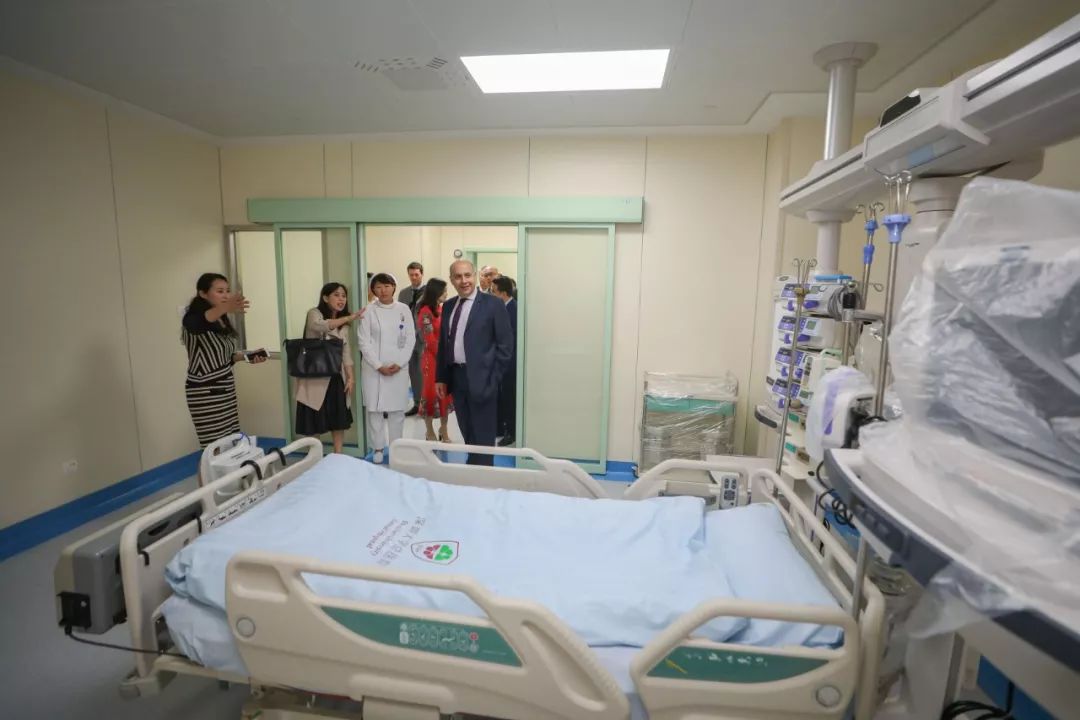 外面小作坊整容“车祸”太闹心,深圳公立医院请来英国最牛“外貌协会”