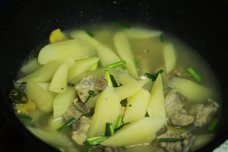 厨房空间开拓者---英国帝伯朗不粘锅，享受生活中美食的冲击