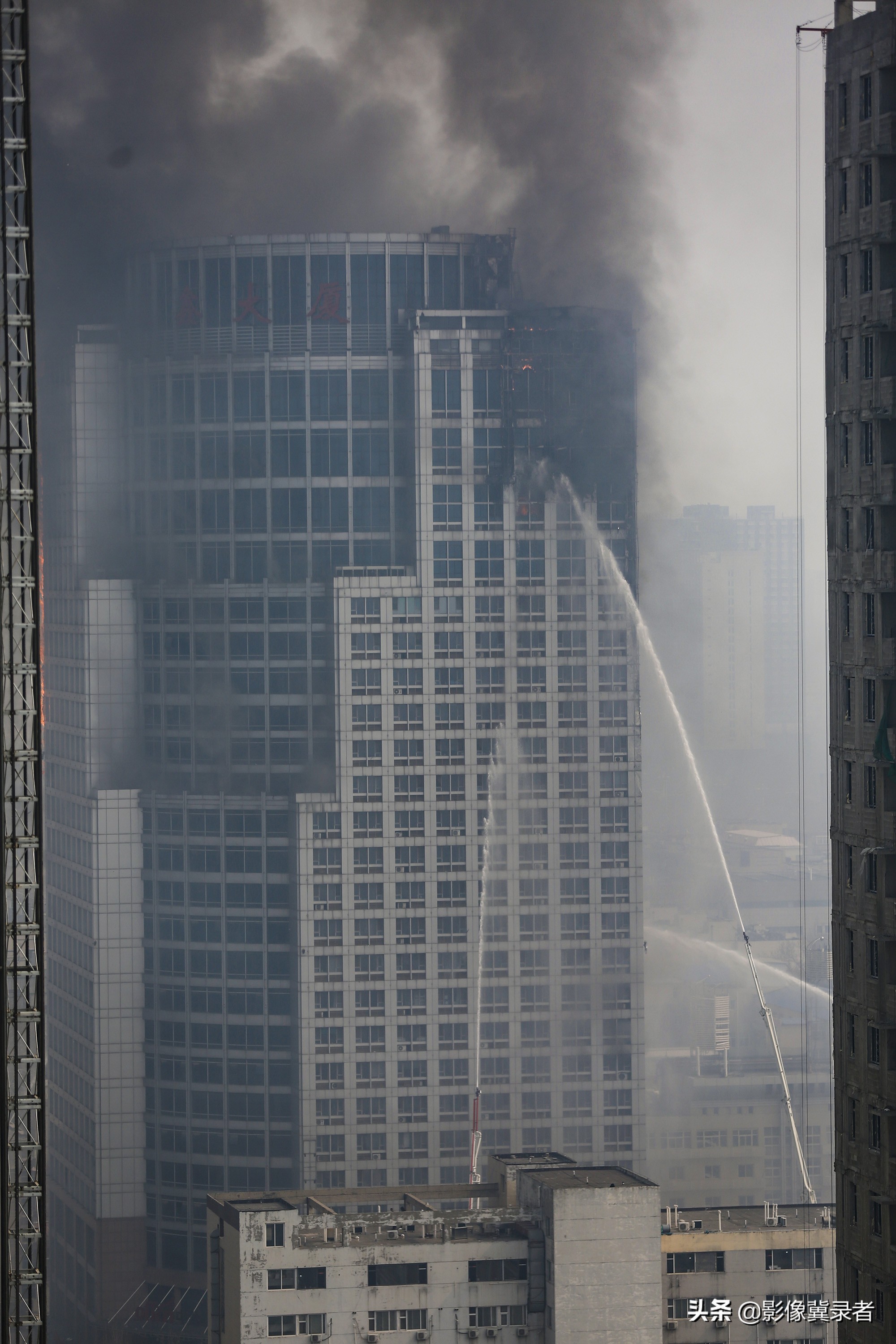 石家庄一栋楼突发火灾全过程,石家庄高楼失火最新消息