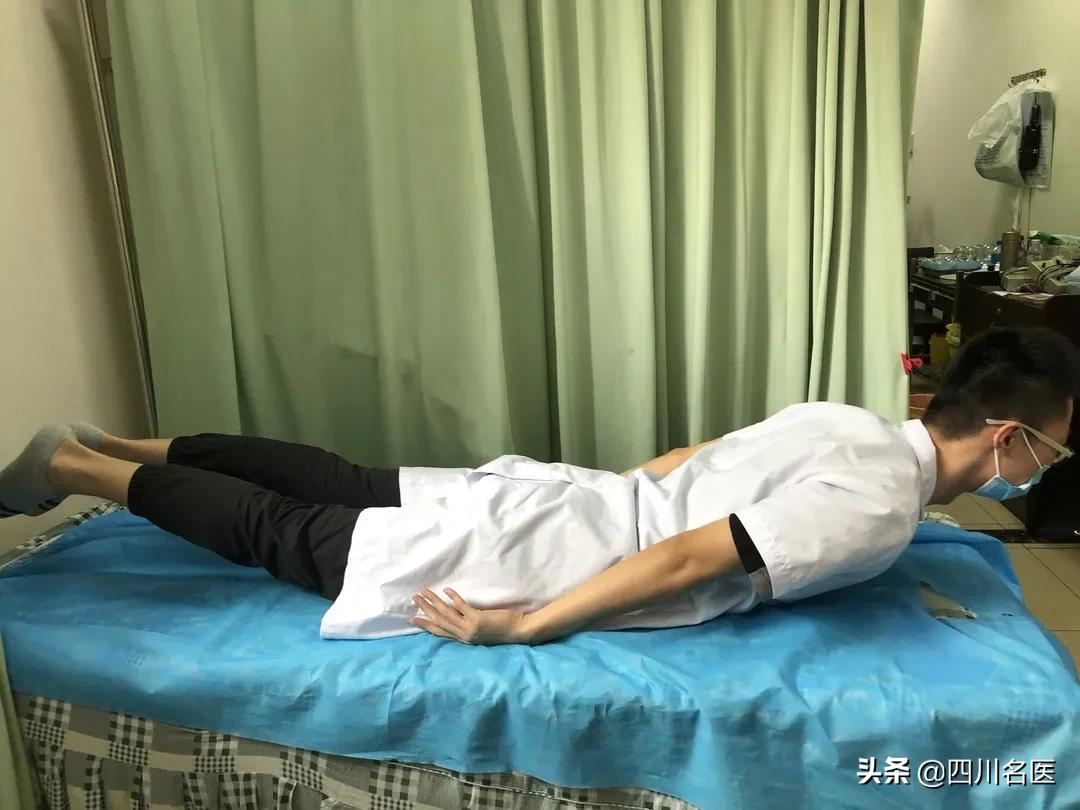 别再趴着睡觉了！22岁小伙一觉醒来“手残”了！医生：最好的睡姿是它