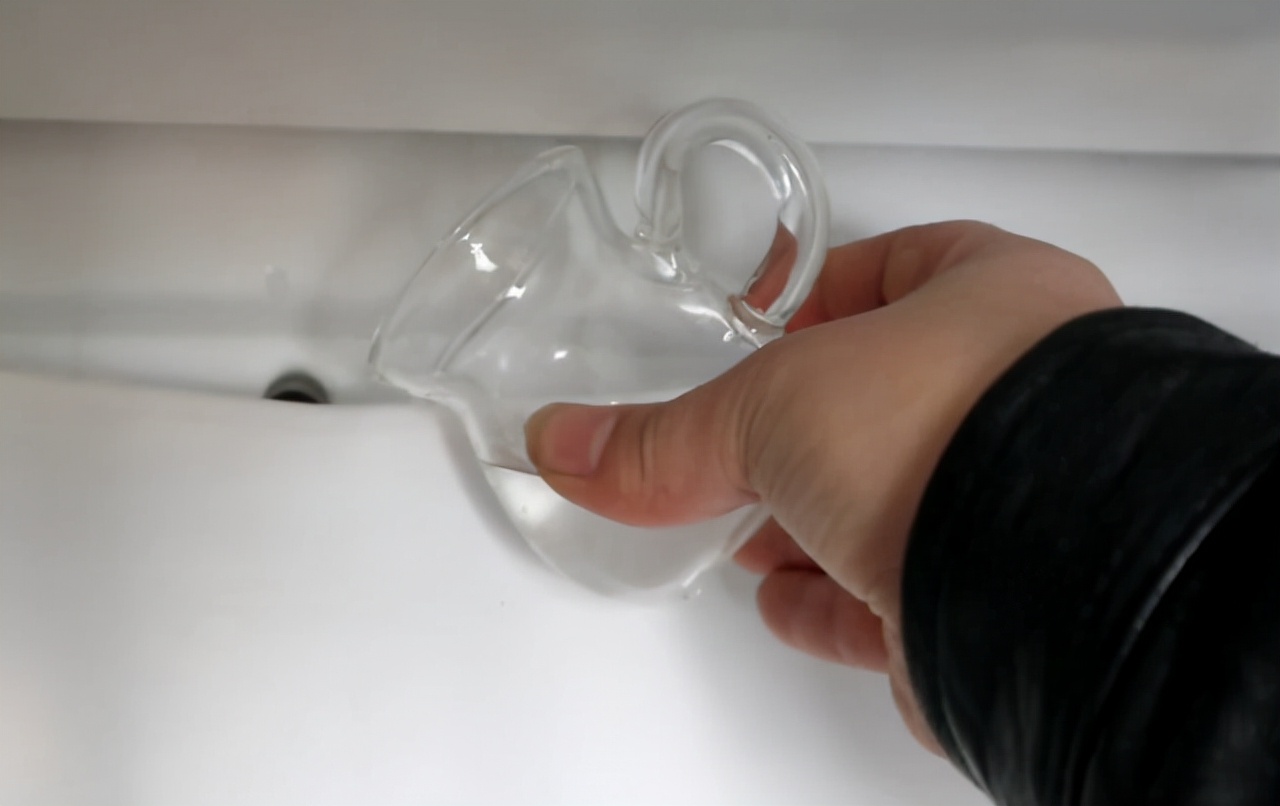 冰箱里边有一个小孔特别脏,清理冰箱内壁弄了一个小洞