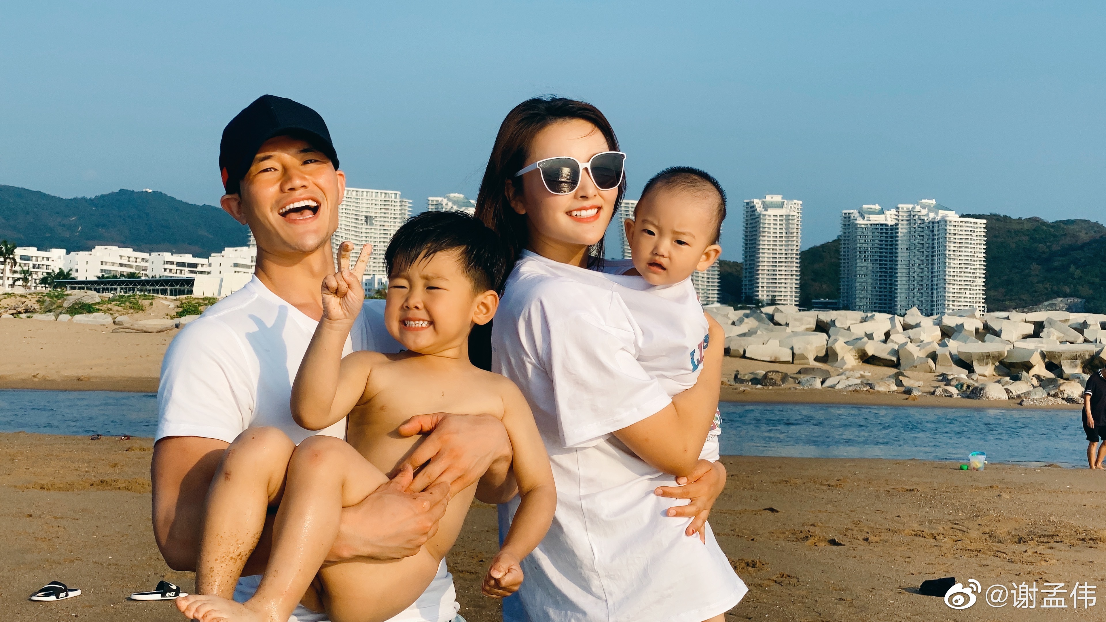 31岁嘎子晒全家福，娇妻把小儿子塞t恤里贴身抱？网友：不合适