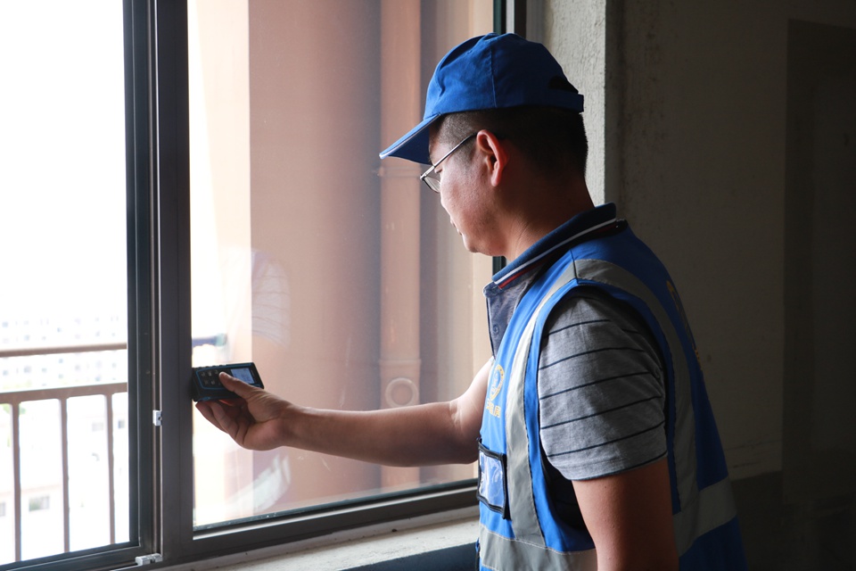 尴尬了！交房当天遭遇正大·佳源都市“挡门神”，一家被困新房出不去