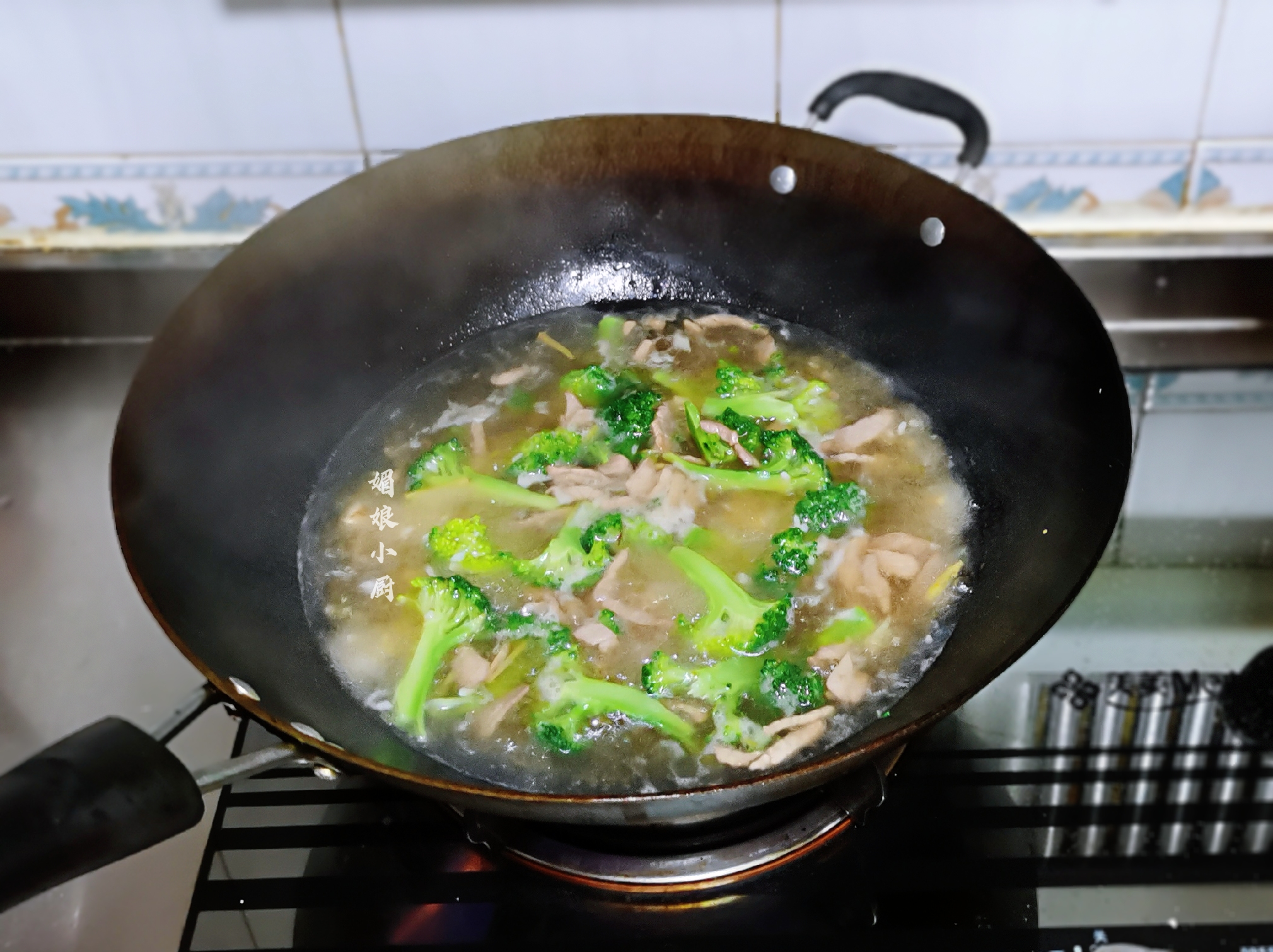 一碗红薯粉三碗水做成焖子吗,一碗红薯粉直接蒸能熟吗