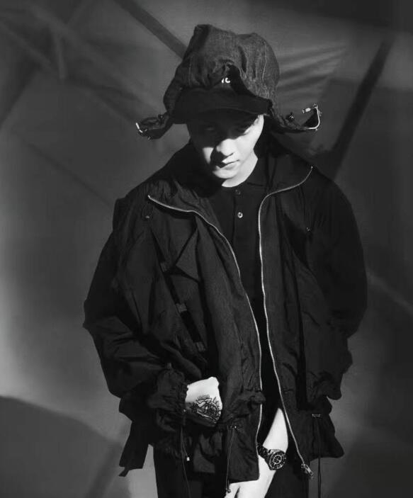 入秋之后担心自己脑门冷？那不如学学明星们戴潮帽，又酷又有范