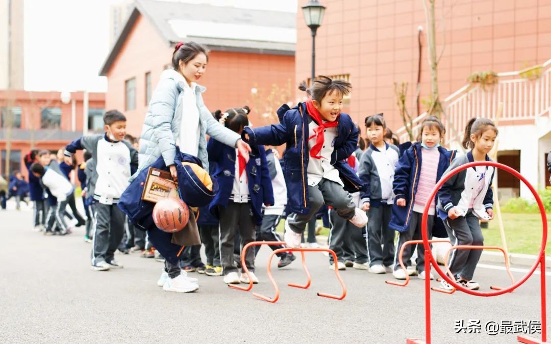孩子开学生活步入正轨视频,开学后的校园生活