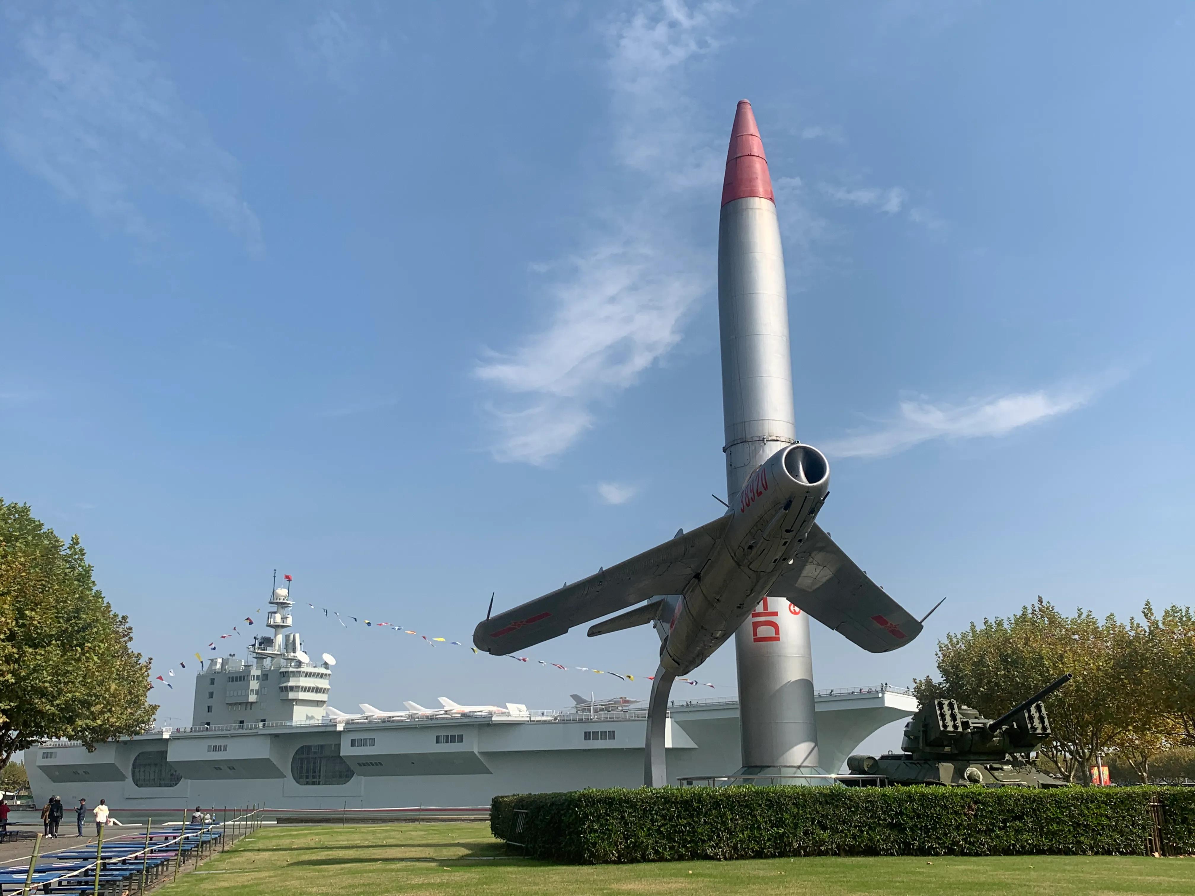 军事迷参观坦克,东方绿舟军事