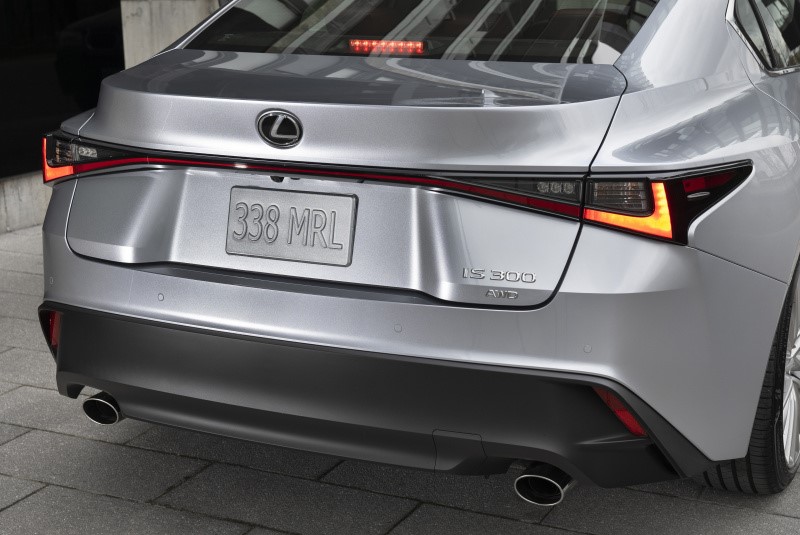 B级车别乱选，雷克萨斯IS品质可靠，档次足，没买车的别着急