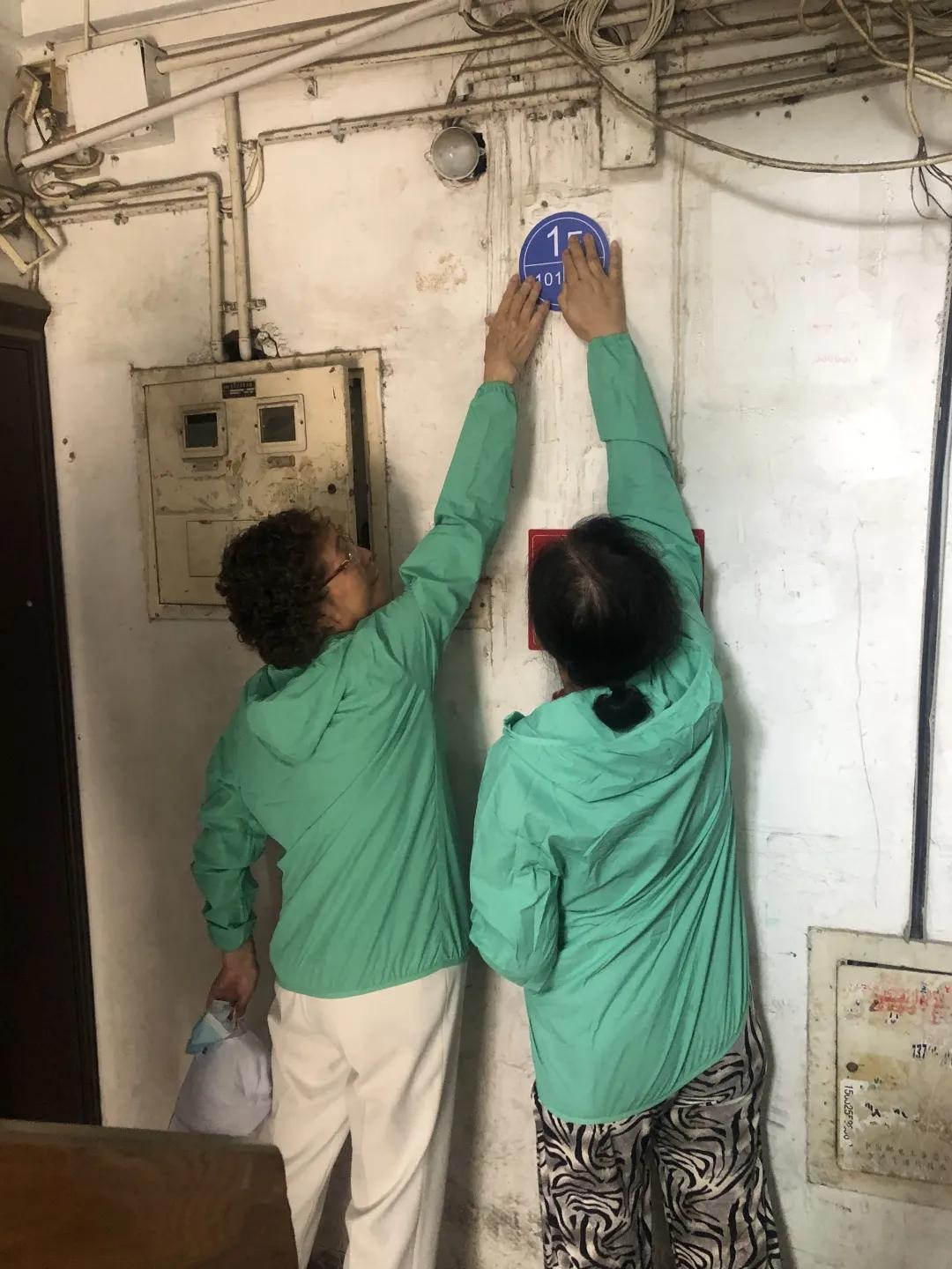 我为群众办实事维修自来水管道,修缮路灯办实事点亮居民放心路