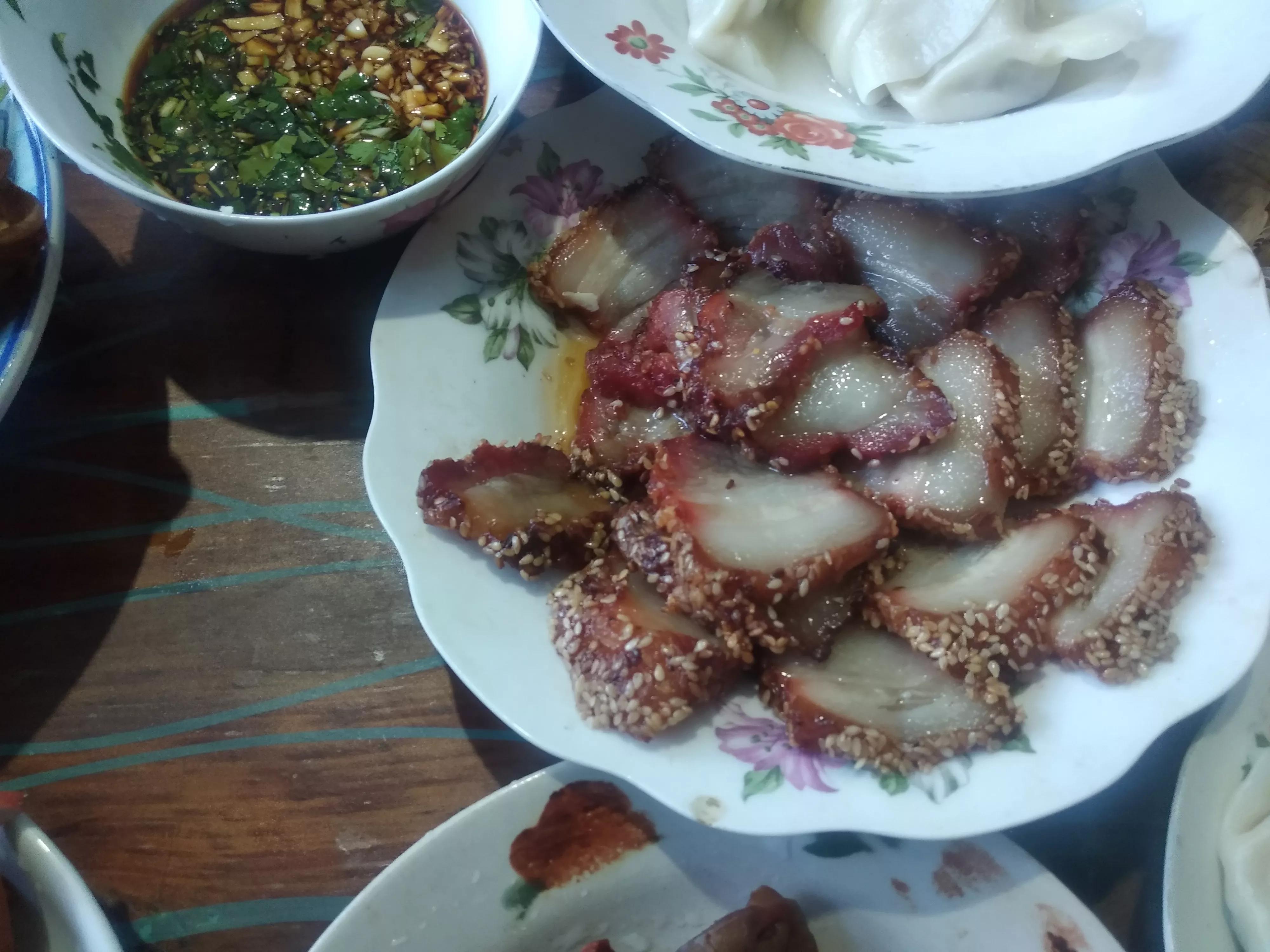 周末陪老丈人卖秋菜,丈母娘做了一大桌菜,网友:还有小姨子没