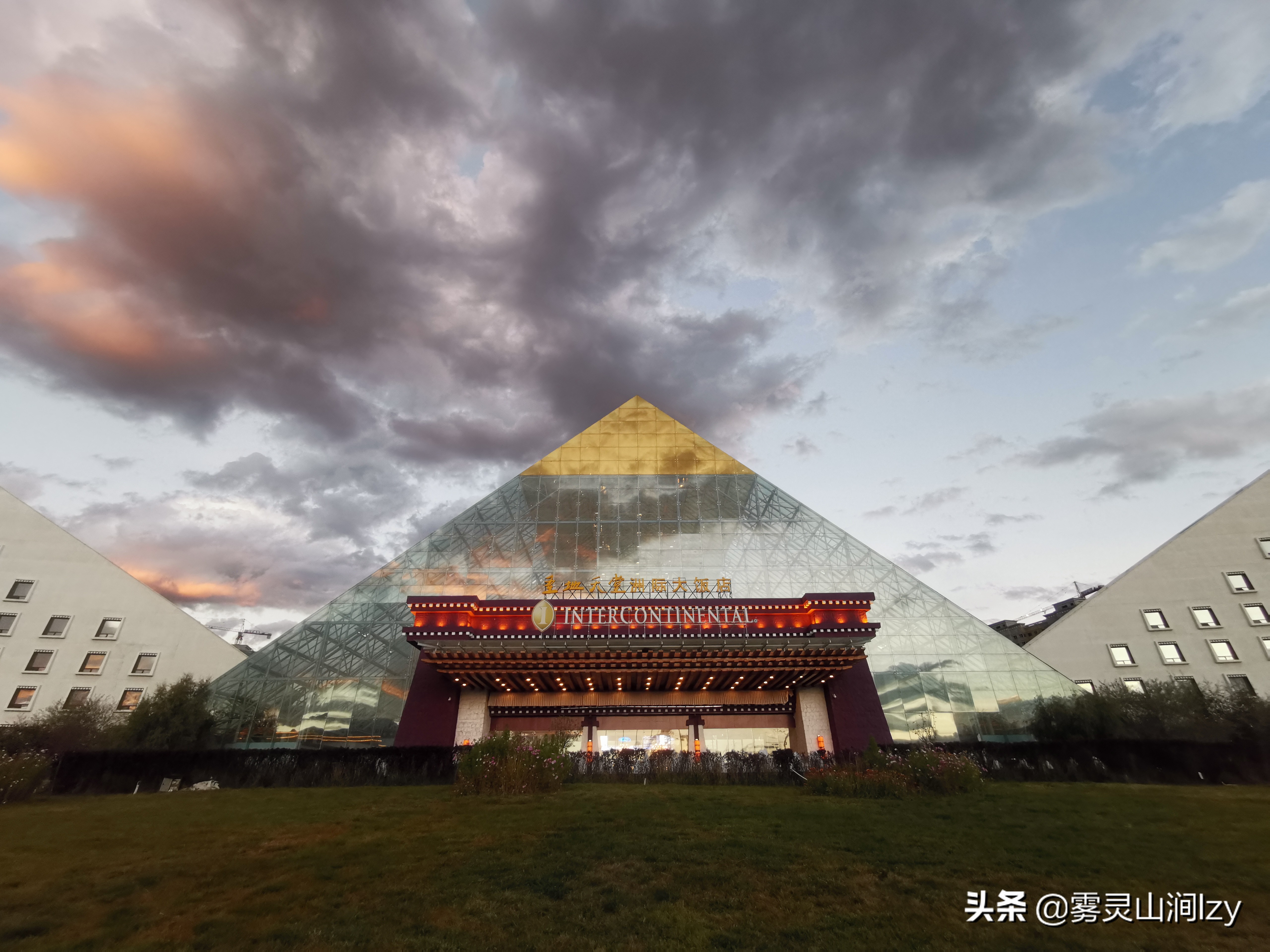 蓝天白云下的雪域高原布达拉宫,蓝天之下日光之城简介