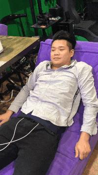 这只鹦鹉一直以为他是一只猴,所以每天都在重复做这个动作