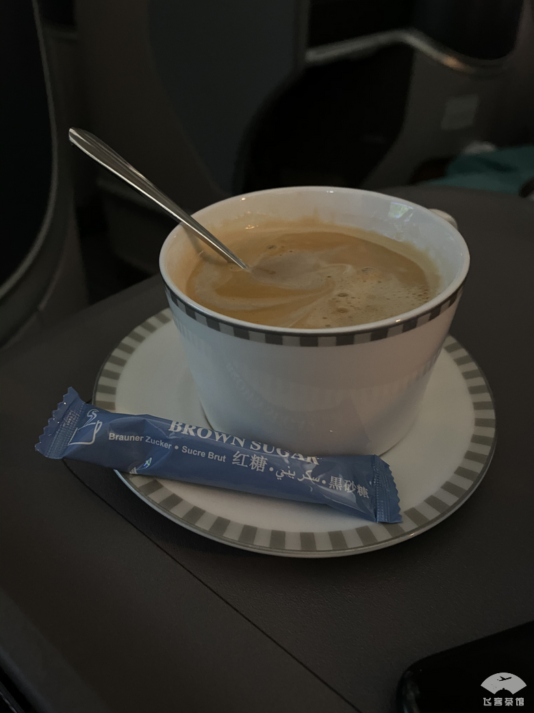 这种专业让人折服!在毫无服务的情况下,空姐仍能准确地姓氏称呼