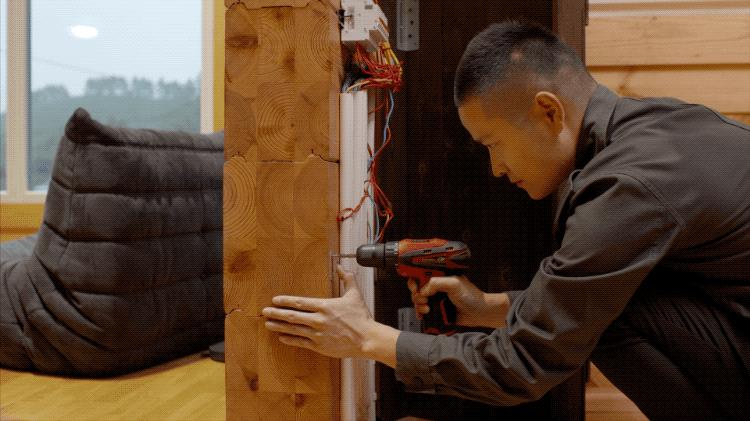 北京夫妻用200根木头造木屋过日子,北漂夫妻改造四合院