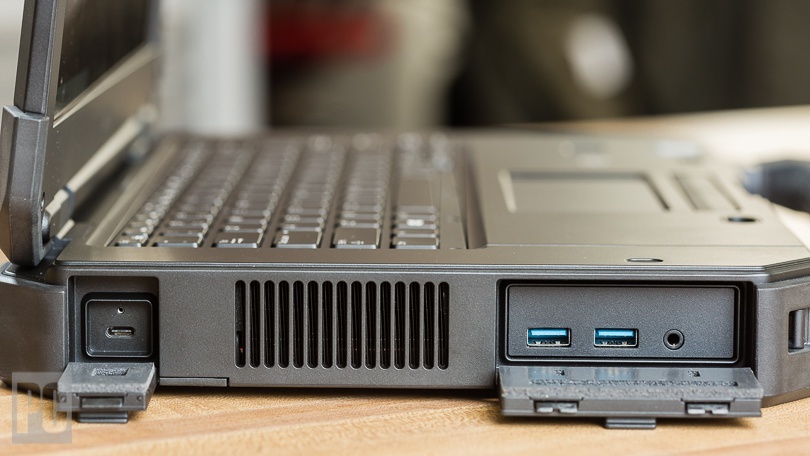 站在最高点的美*用军**什么笔记本电脑？吃鸡香不？