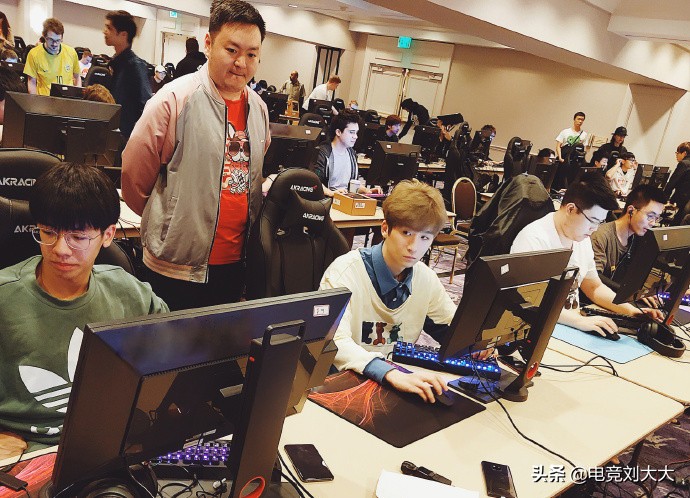 SMG房区团灭4AM，大京极限反杀龙太子，粉丝：鸡你太美？