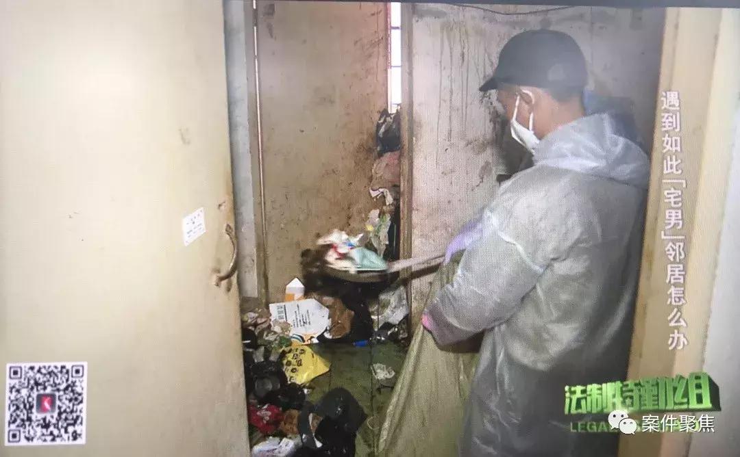 男子多年不出门家中堆垃圾,25岁小伙和垃圾粪便同住10年