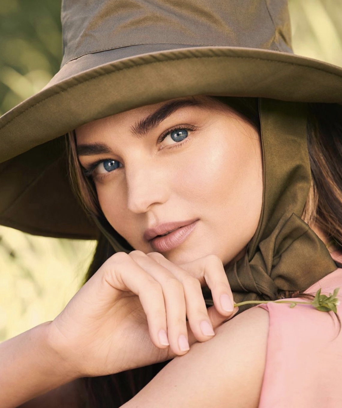 米兰达·可儿身穿白色衬衣出街,米兰达可儿发福双下巴