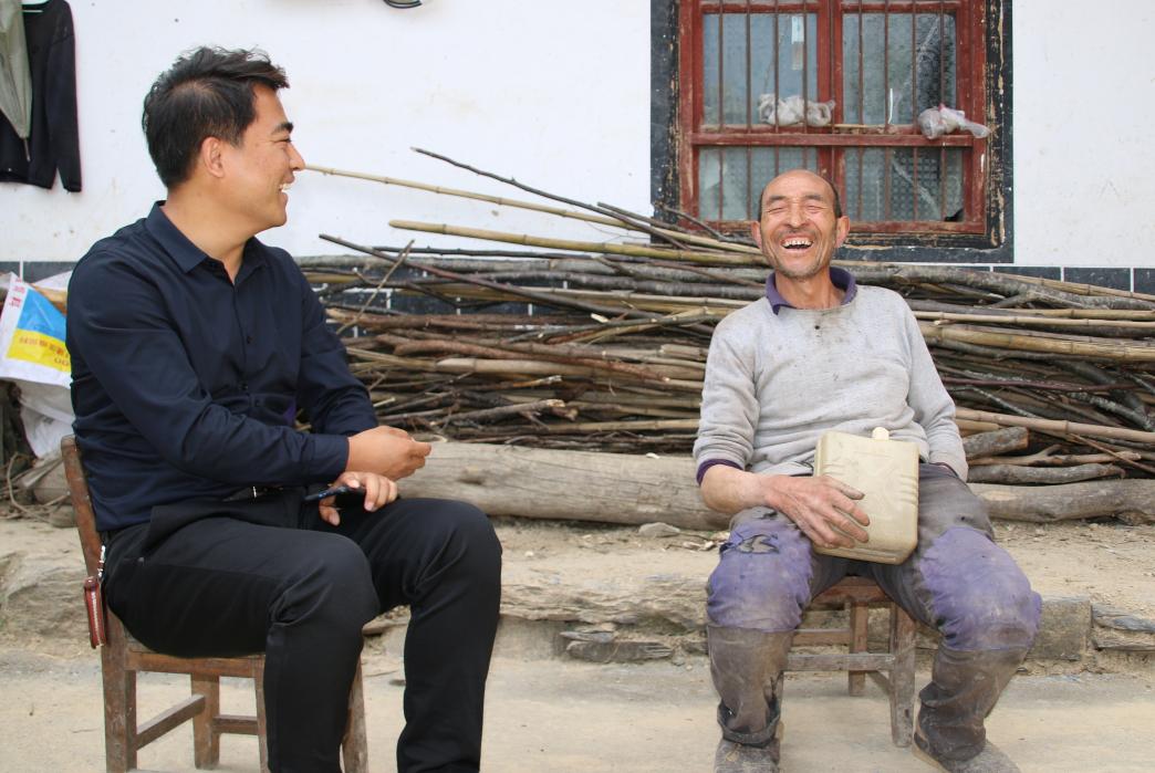 扶贫助困须用心用力用情,产业扶贫助民富精准扶贫暖民心