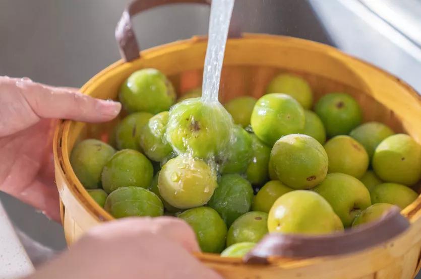 青梅的做法酸甜视频,爽脆青梅的做法