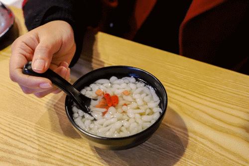 这家国潮网红串串落地襄阳啦,你只管拿串不用涮可以直接开吃