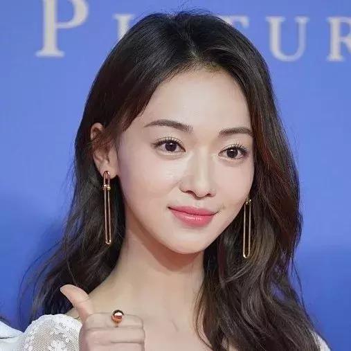 吴谨言迪丽热巴对比惨烈，热巴年纪更小却因这个bug显老10岁？