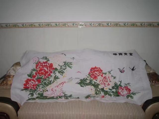 阿朋花了180元买十字绣，用14个月时间绣好了，心里乐滋滋的